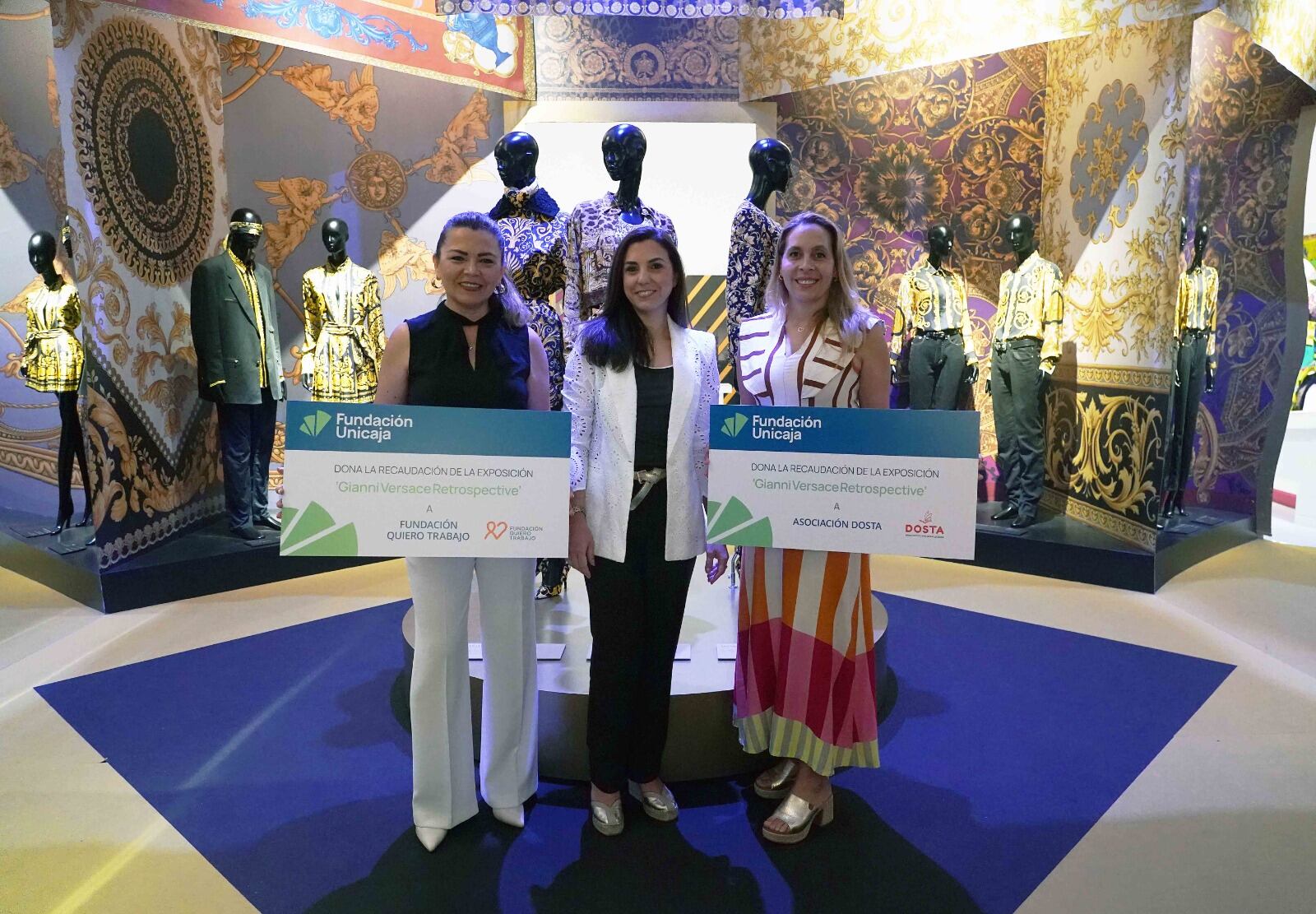 Un momento de la entrega de la donación por parte de la Fundación Unicaja