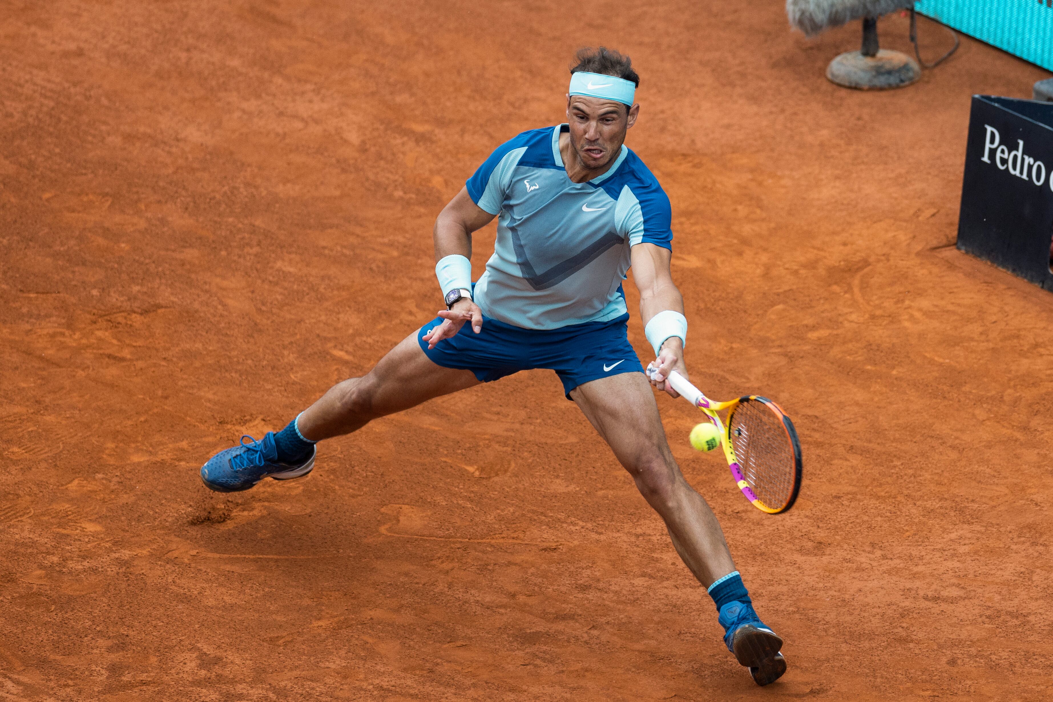 El tenista español Rafa Nadal devuelve la bola al serbio Miomir Kecmanovic durante el partido de la ronda 32 del Open Mutua Madrid