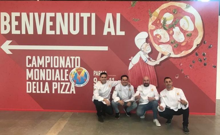 El ubetense Carlos Consuegra junto a sus compañeros con los que participa en el XXVII Campeonato Mundial de la Pizza en Parma