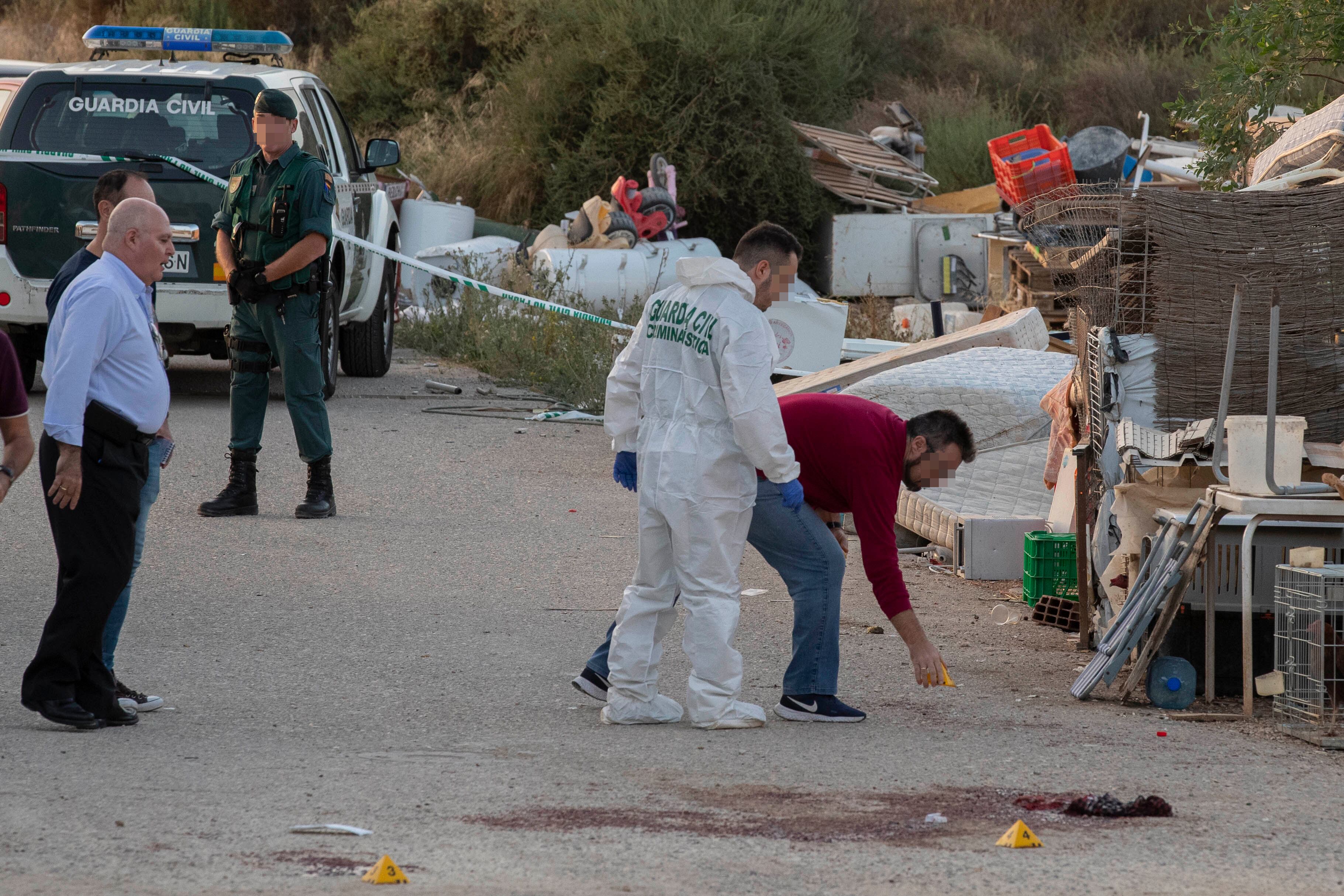 MAZZARÓN (MURCIA), 17/10/2022.- Varios agentes de la Guardia Civil llegan a la calle Emilia Pardo Bazán del puerto de Mazarrón, donde un joven de 21 años ha muerto este lunes en Puerto de Mazarrón (Murcia) tras desangrarse al ser apuñalado en el cuello, informan fuentes de la investigación, que buscan al homicida, aún no identificado y que se ha dado a la fuga, según varios testigos pendientes de declarar en el cuartel de la Guardia Civil. EFE/Marcial Guillén
