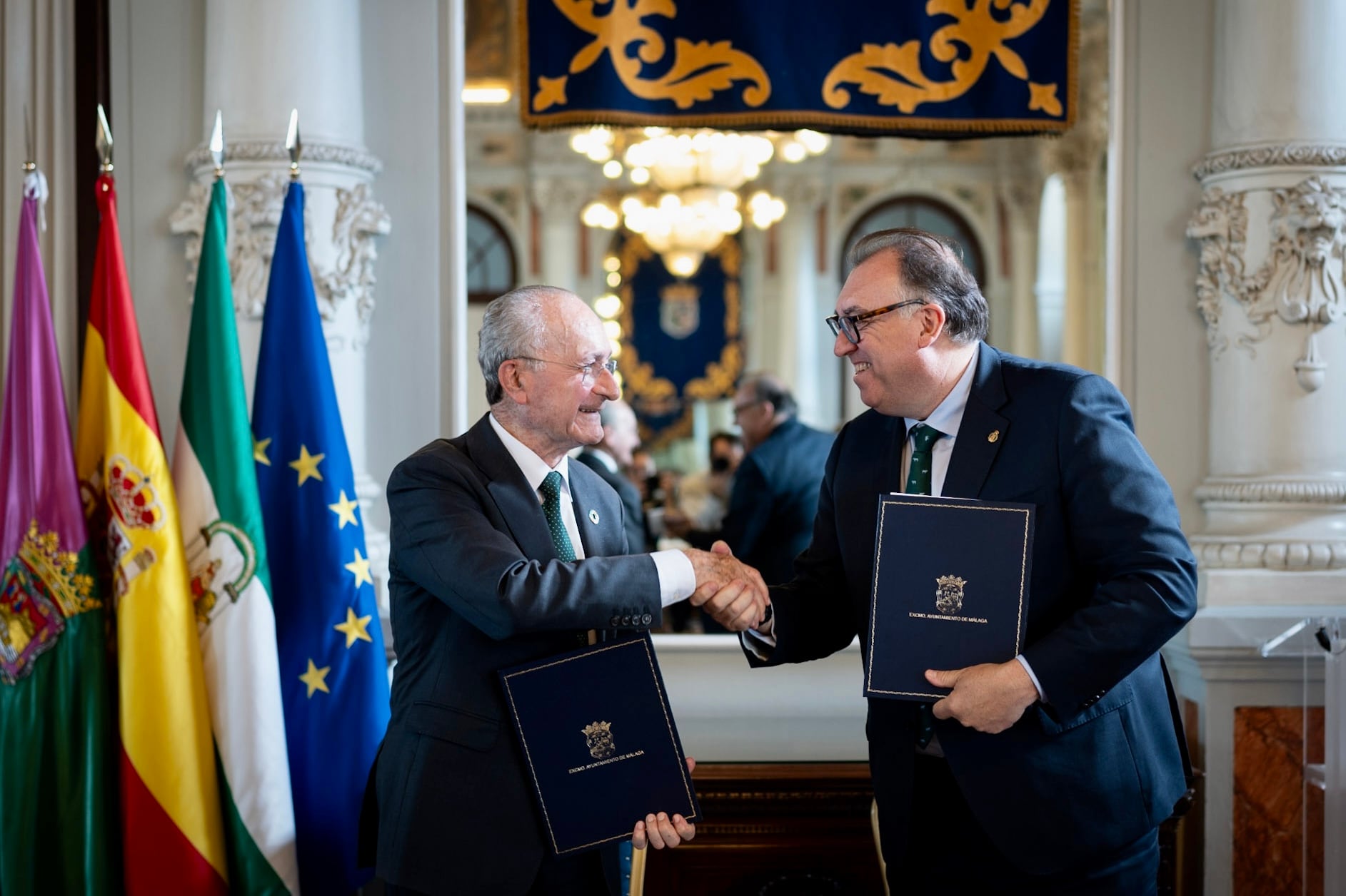 El alcalde de Málaga, Francisco de la Torre, y el consejero de Turismo y Andalucía Global, Arturo Bernal, han suscrito el documento que ha recibido esta mañana el visto bueno por parte de la Junta de Gobierno Local