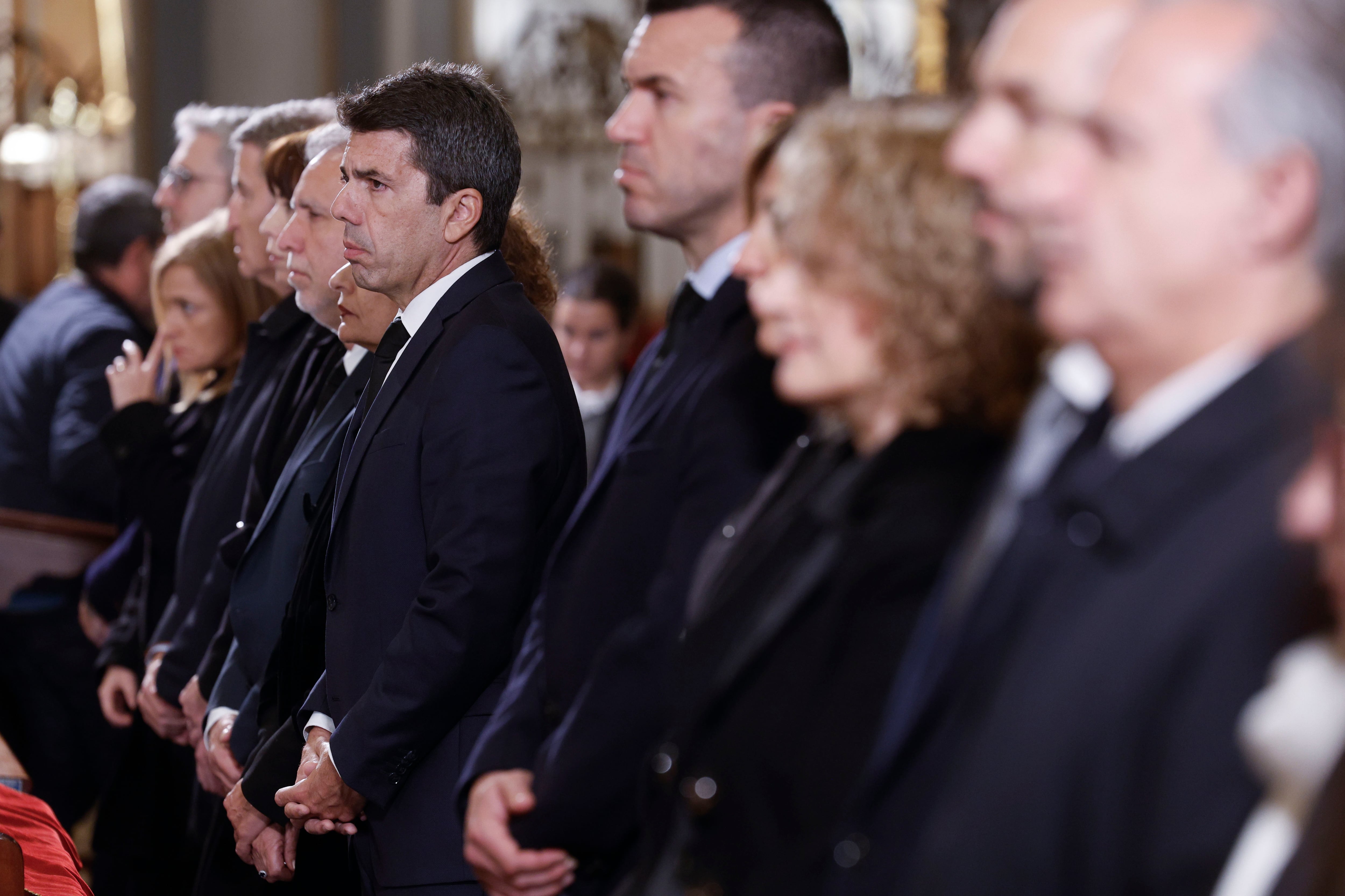 El presidente de la Generalitat Valenciana, Carlos Mazón (c) durante el funeral por las víctimas de la DANA junto al resto de representantes políticos