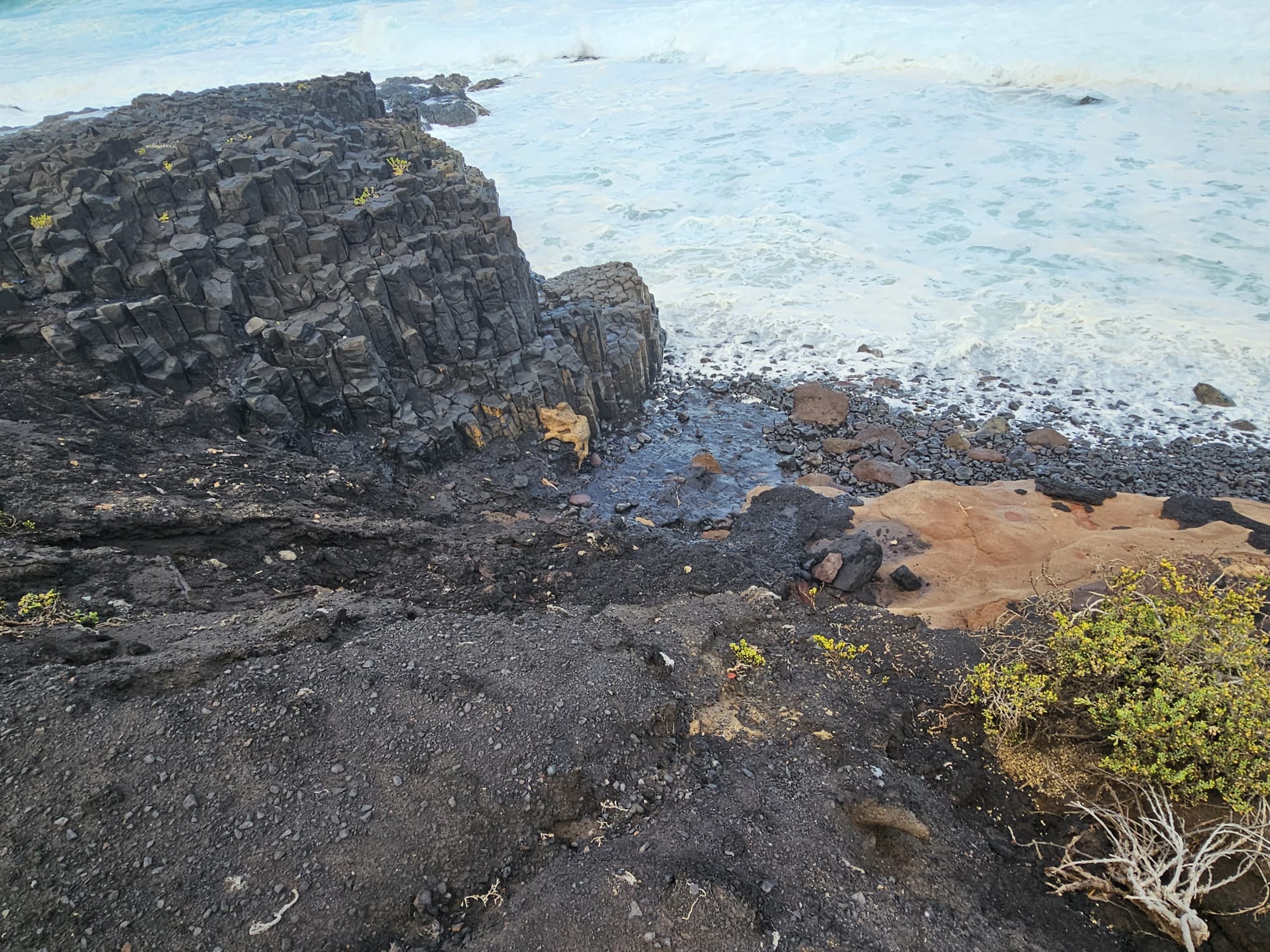 Un río de vertidos de piche (asfalto) directamente al mar