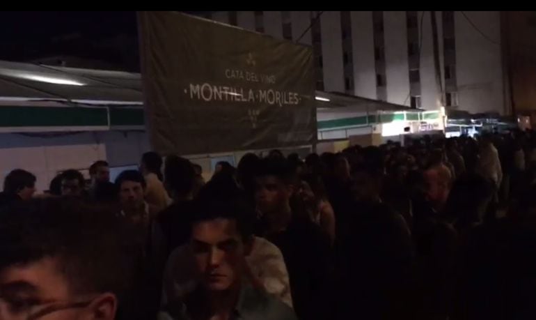 Colas en el exterior del recinto donde se celebra la Cata del Vino Montilla Moriles en la noche del jueves.