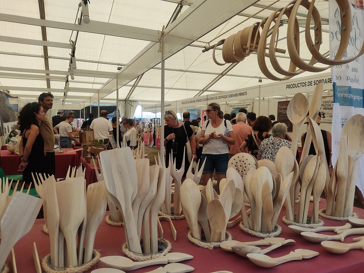 Ambiente en los stands de la Expoferia de Sobrarbe