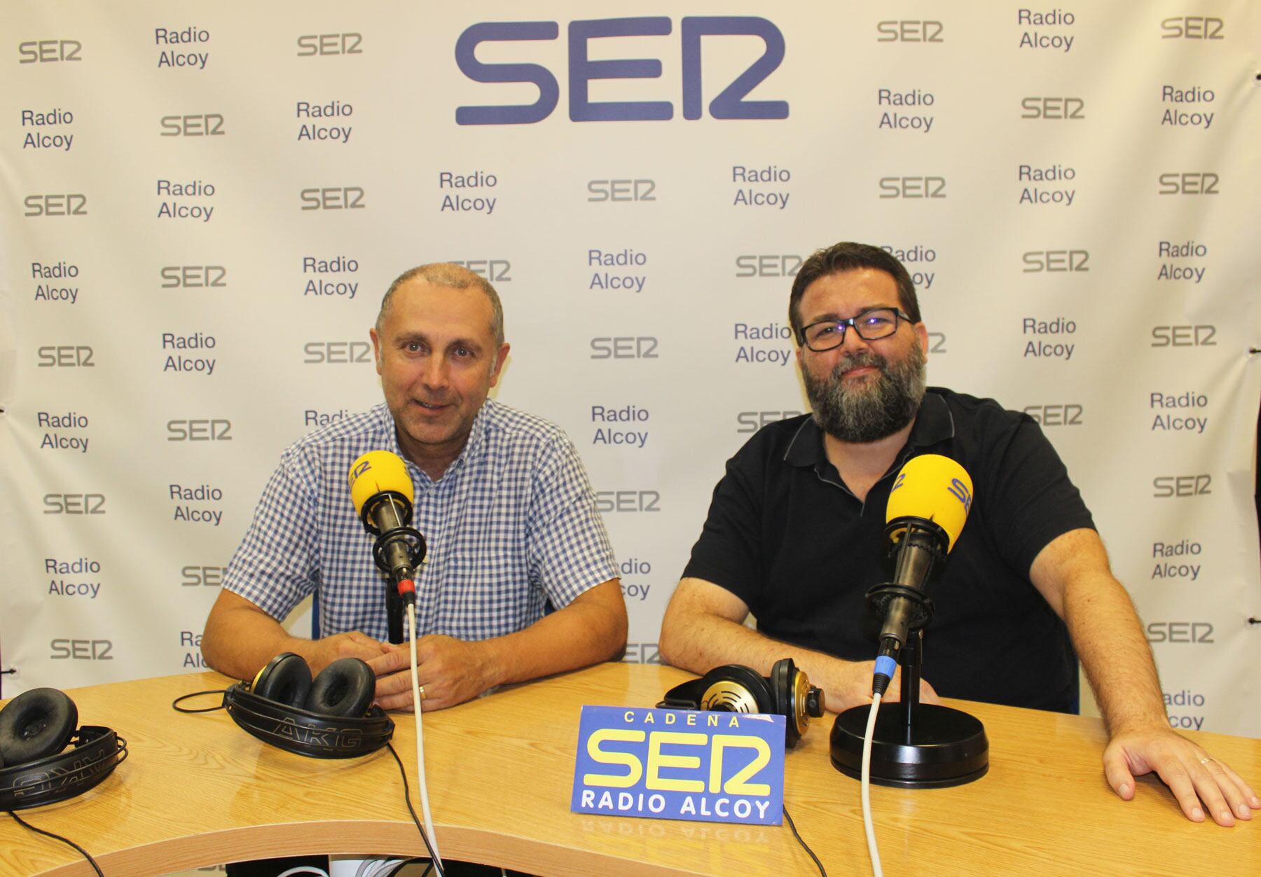 Enrique Moltó i Lluís Vidal, en l&#039;estudi central de Radio Alcoy