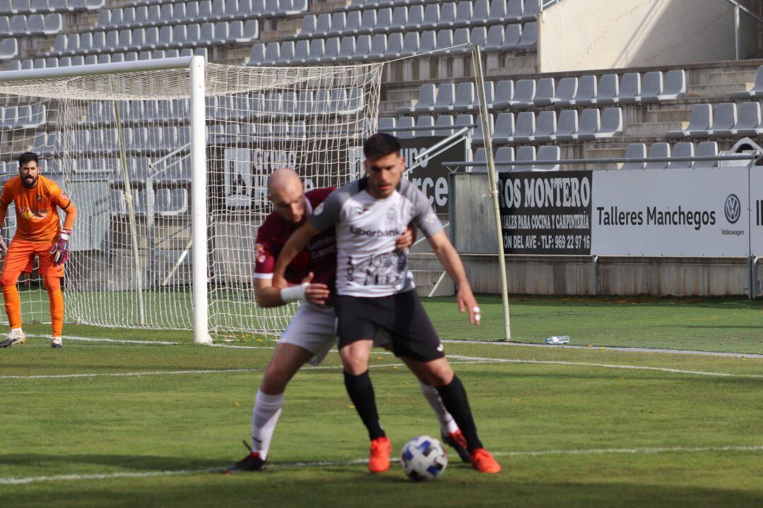 Paco Tomas tuvo un par de ocasiones claras para haber decantado el partido