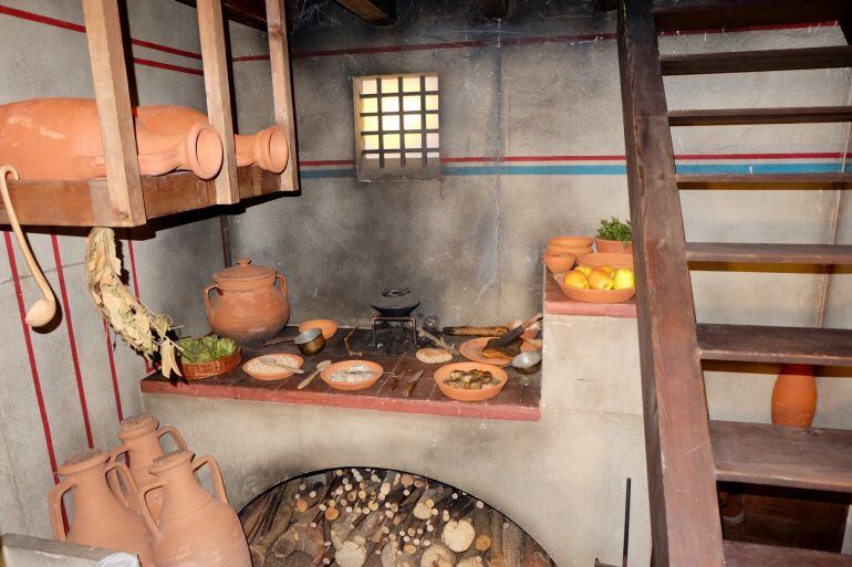 Una de las escenas cotidianas de la muestra Romanorum Vita en Huelva.