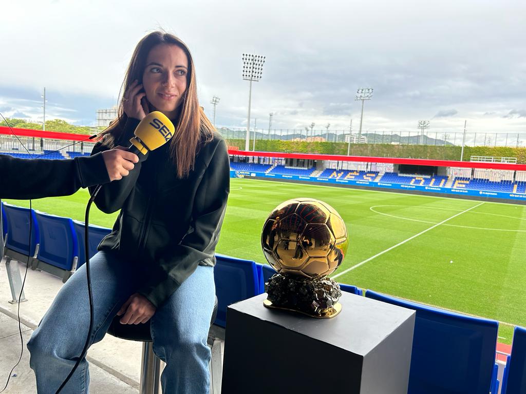 Aitana Bonmatí, con el Balón de Oro, durante la entrevista.