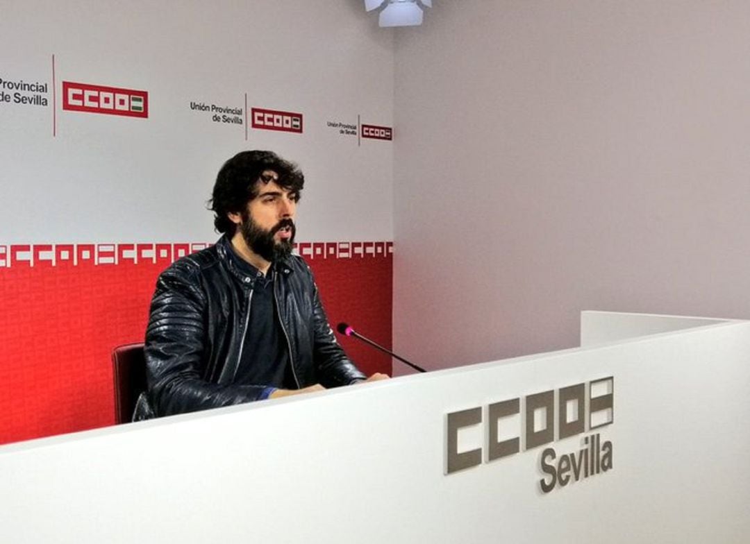 Carlos Aristu, de CCOO Sevilla, durante la rueda de prensa