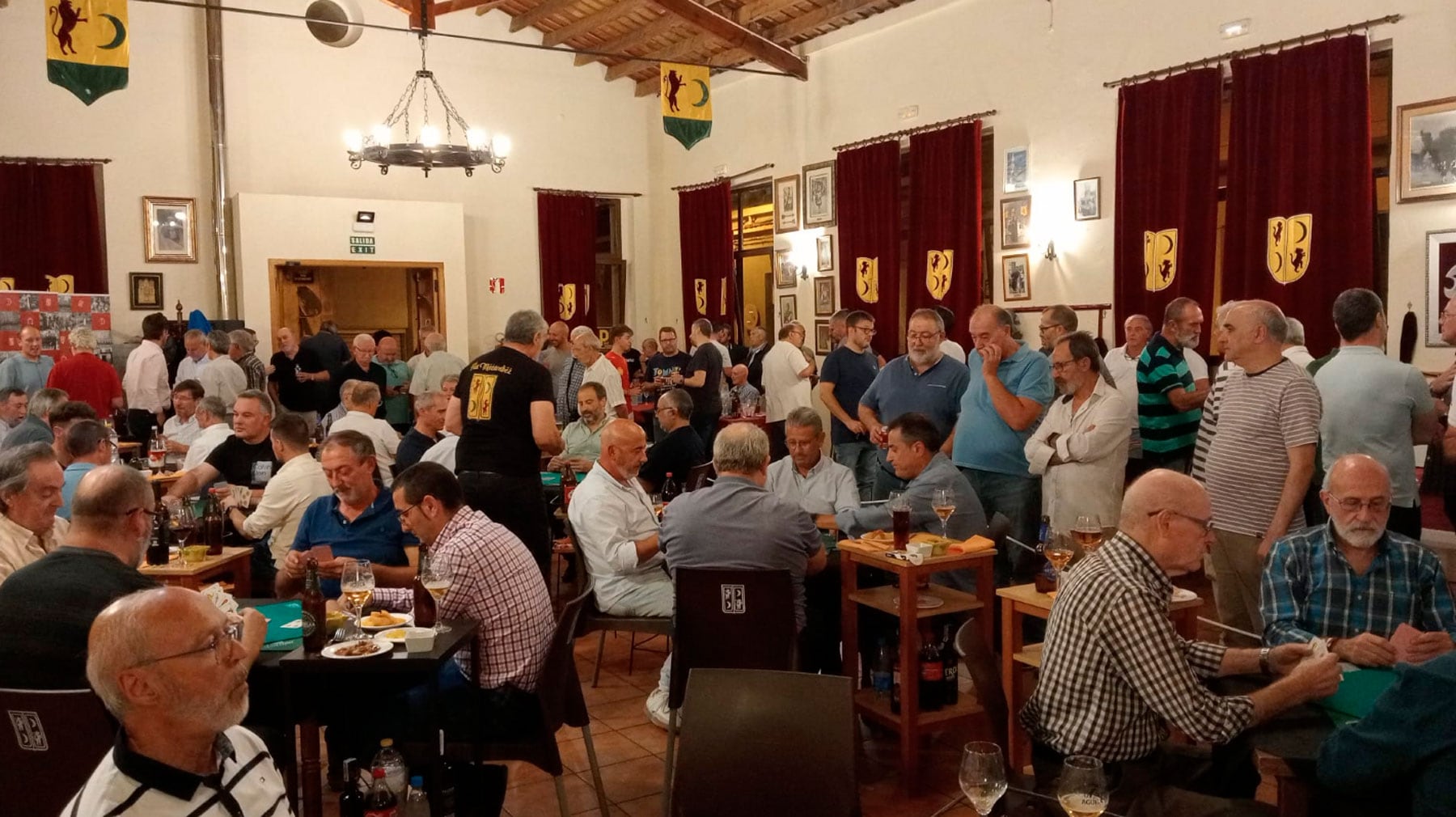 Ambiente general de las partidas del campeonato de cotos que se han disputado en la sede de la filà Mozárabes