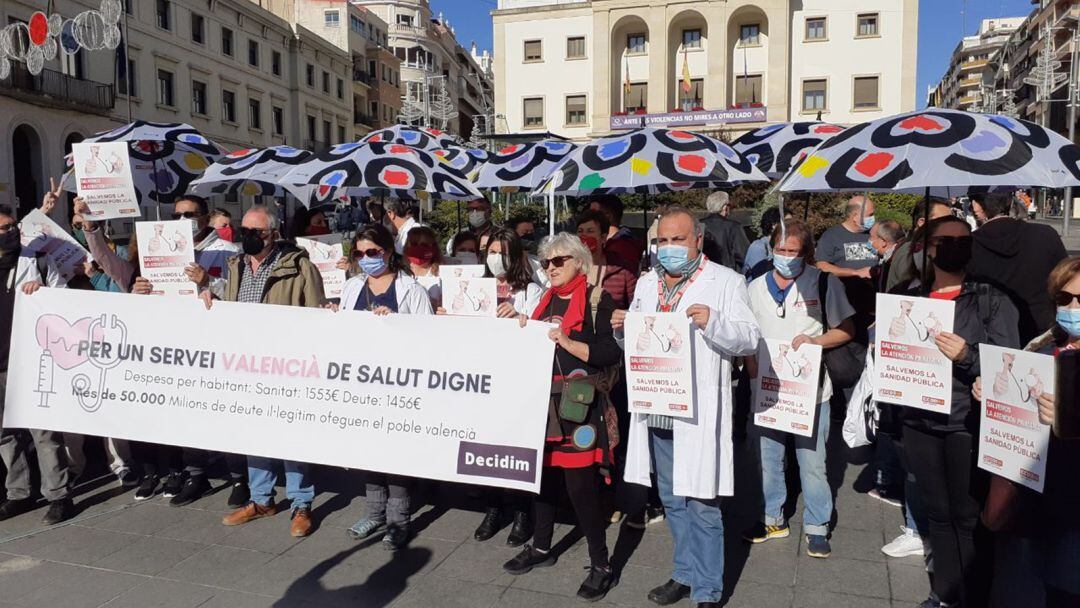 Imagen de la concentración en defensa de la Atención Primaria en la Plaza de la Muntanyeta de Alicante