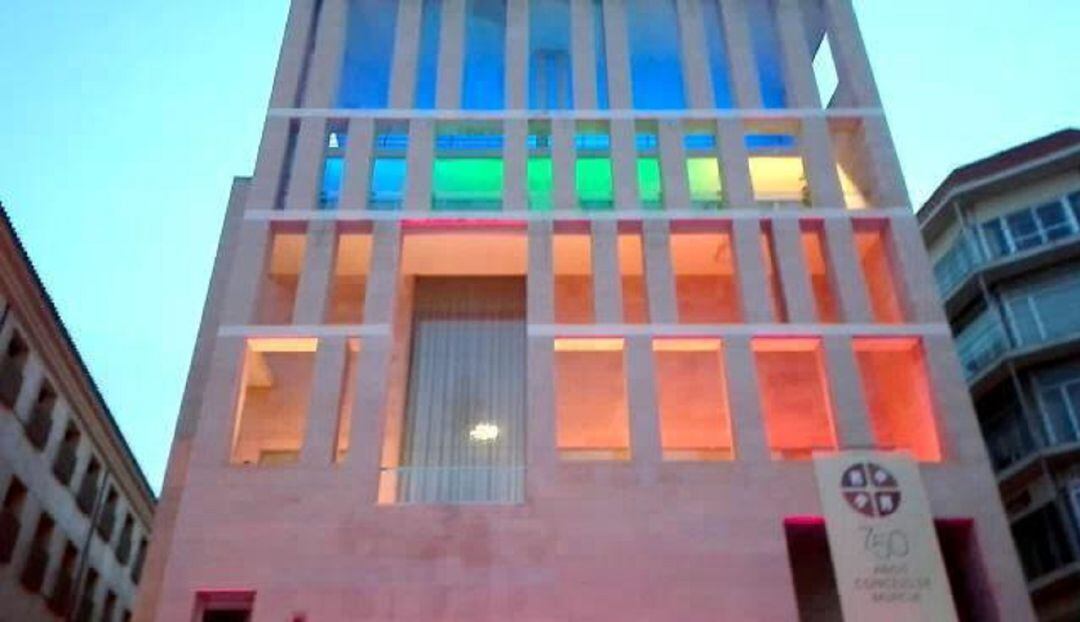 La fachada del Edificio Moneo luce este domingo con los colores del arcoiris por el Día del Orgullo LGTBI