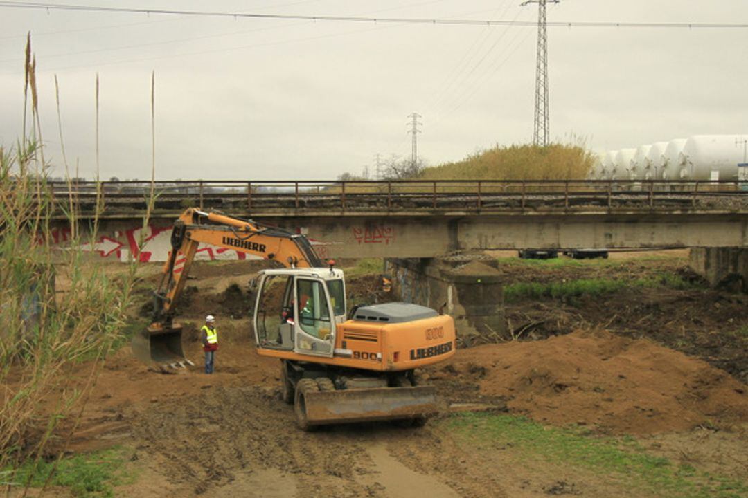 Màquina treballant al pont sobre el Tordera entre Blanes i Malgrat, una de les obres que continuaran realitzan-se malgrat el confinament