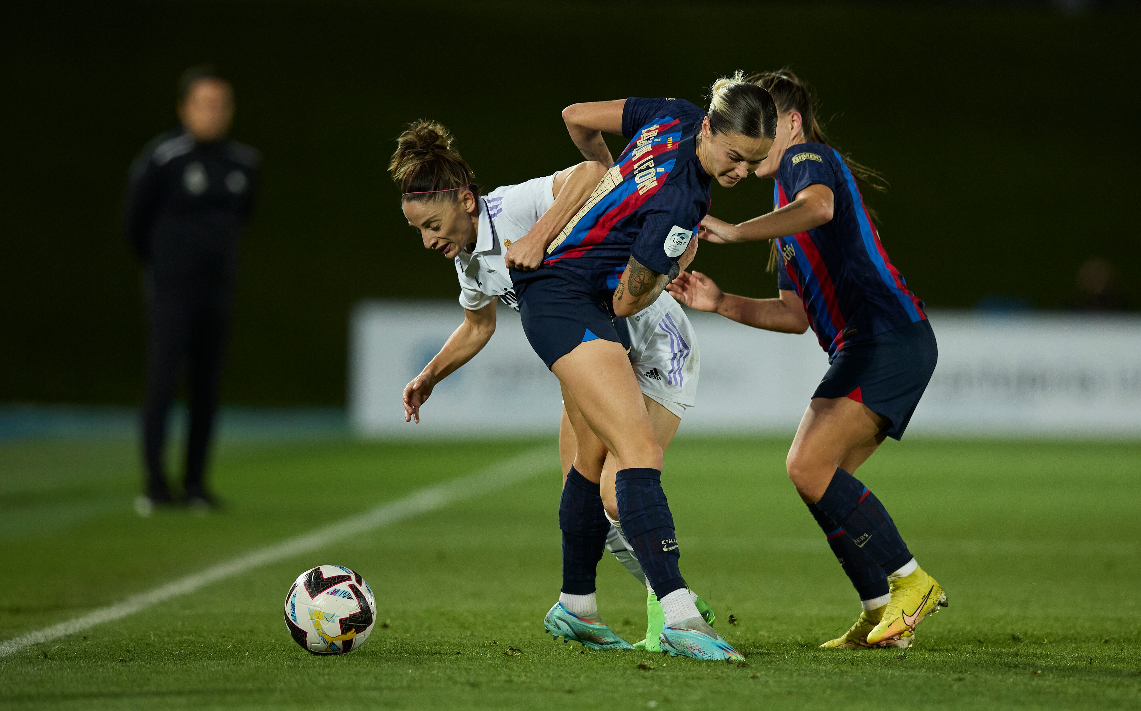 Esther González ante Mapi León y Claudia Pina en el Clásico de la primera vuelta