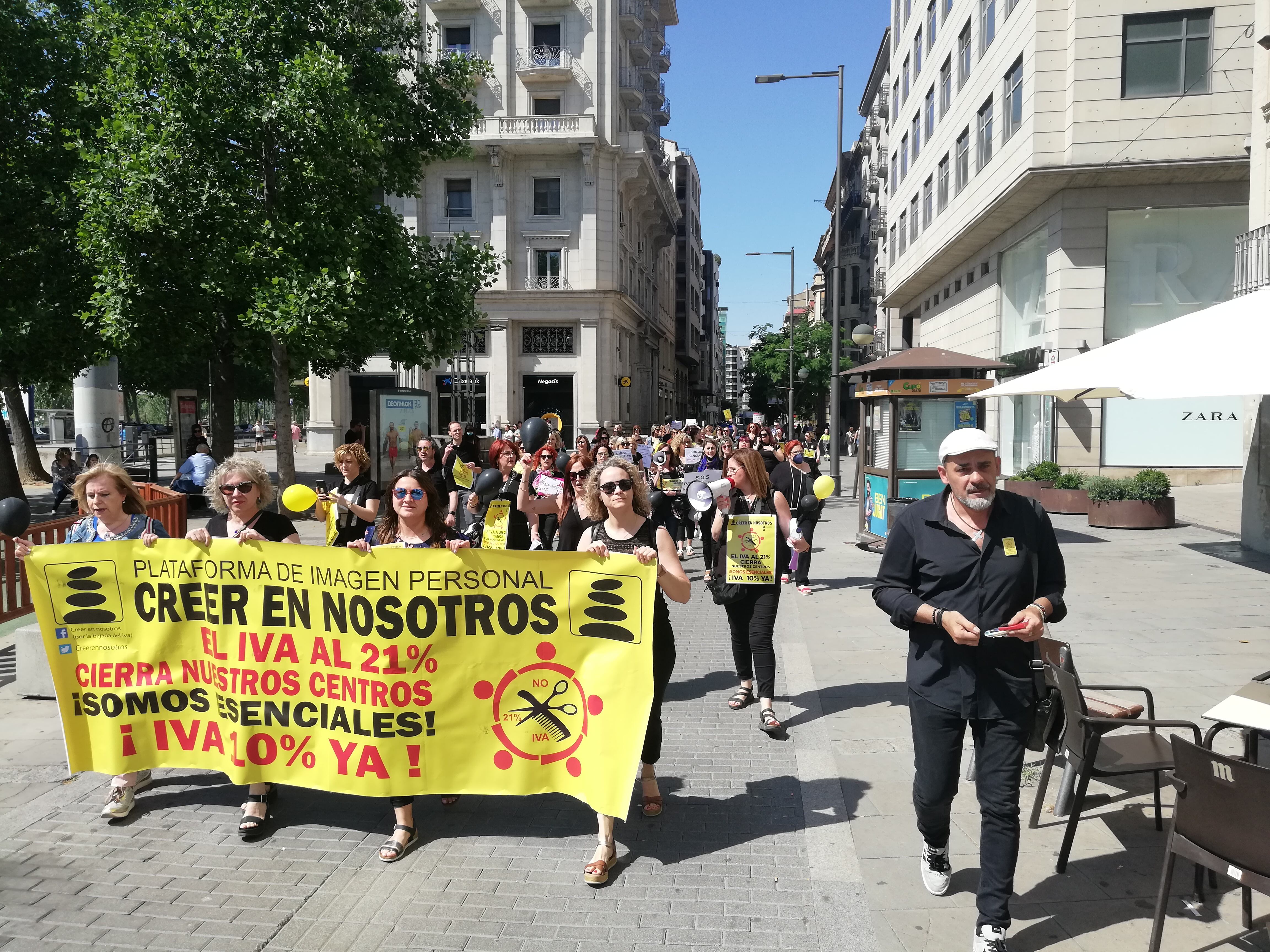 A més de concentrar-se davant la seu del PSC, les perruqueres, esteticistes, barbers... han fet una marxa, tallant un carril de l'Avinguda Blondel, fins a la subdelegació del Govern a Lleida.