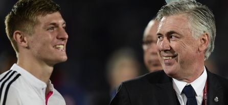 Ancelotti sonríe al mirar a Kroos