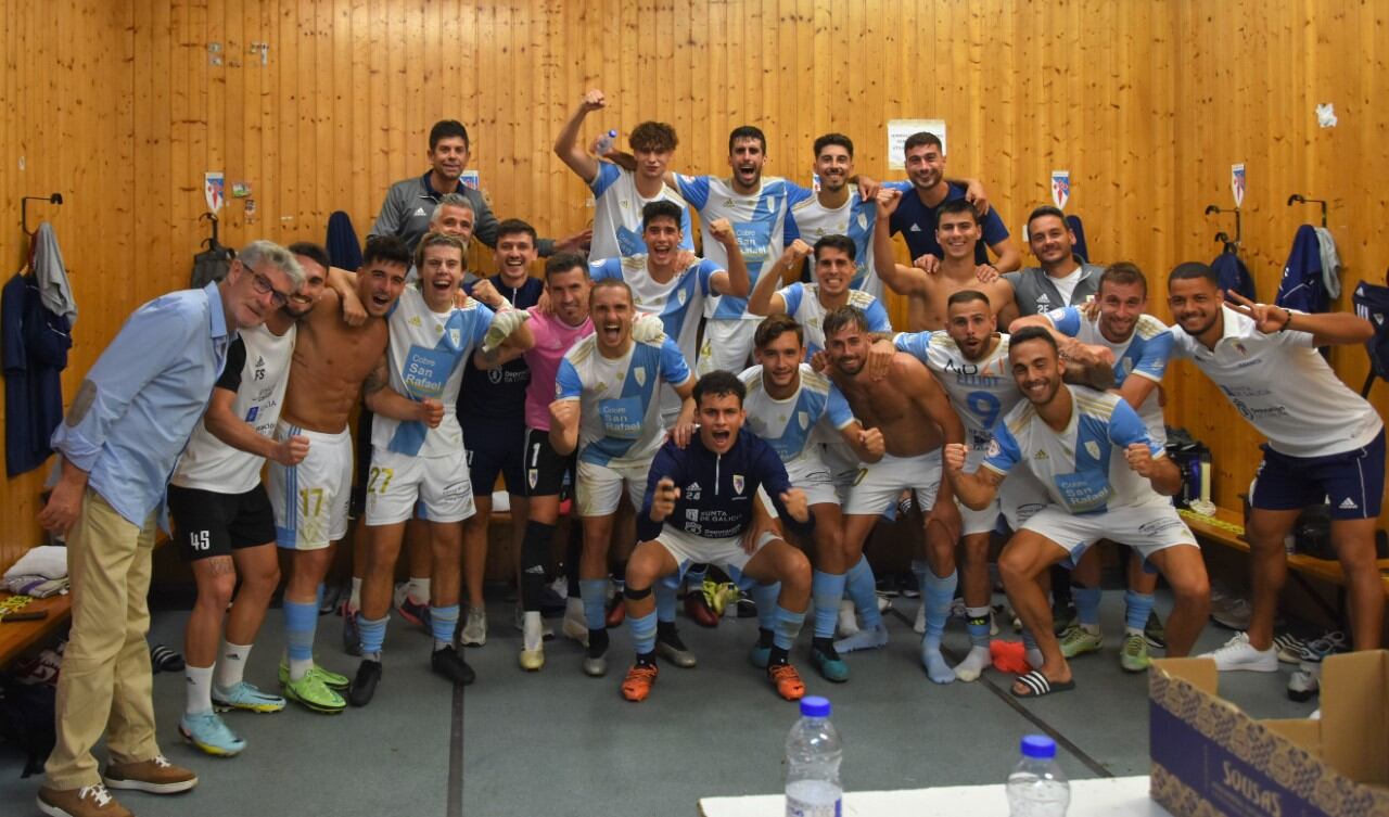 Jugadores y cuerpo técnico del Compos celebraron el primer triunfo en el vestuario