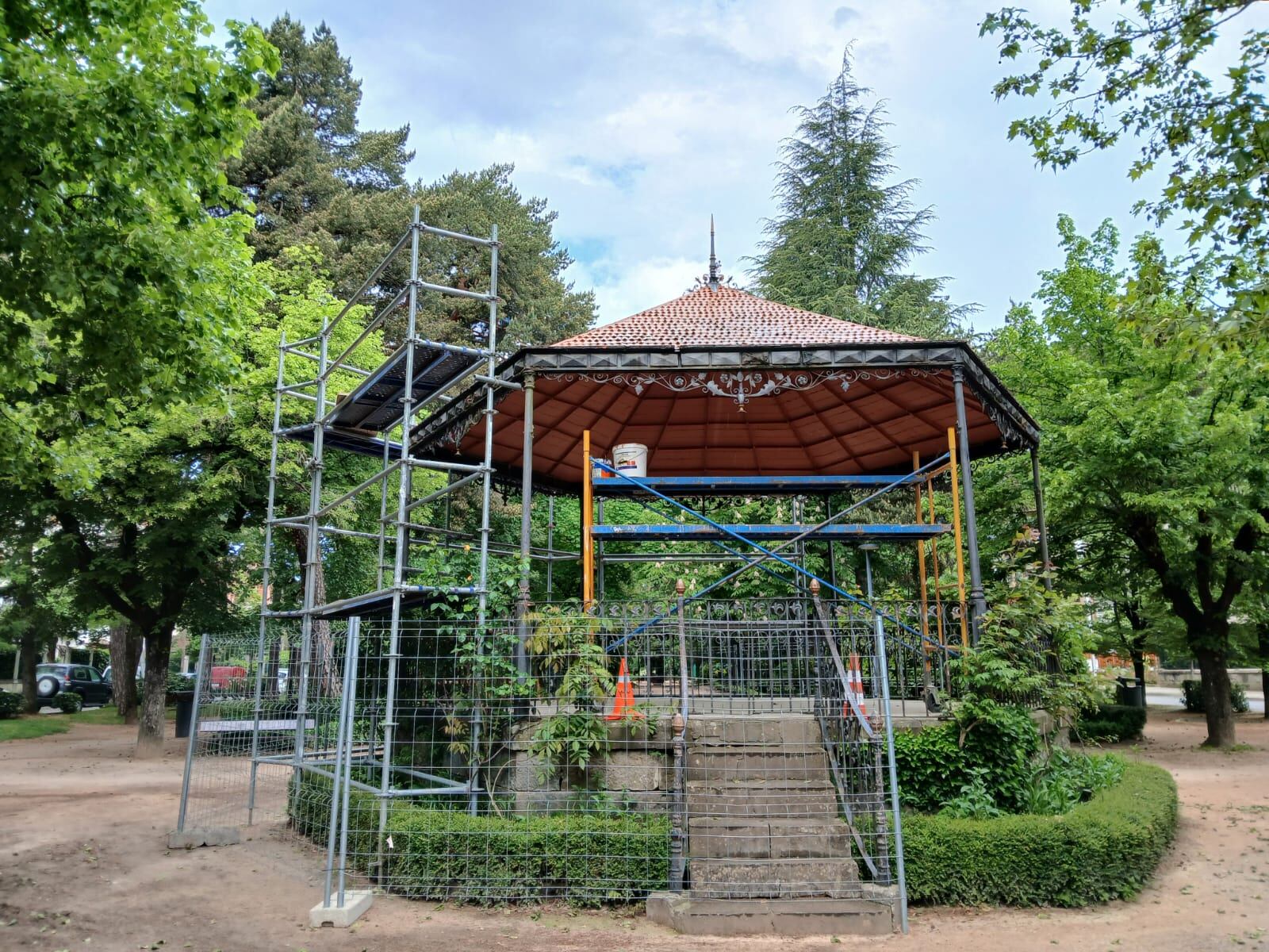 Obras en marcha, este 19 de mayo, en el quiosco de la música del Parque del Paseo Constitución en Jaca