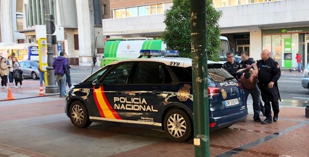 Momento de la detención del individuo tras el primer incidente de Plaza España