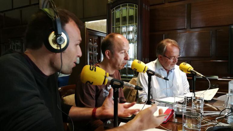 Pablo Muñoz (ZeC), Carmelo Asensio (CHA) y Carlos Pérez Anadón (PSOE), durante la emisión de Plaza Pública, en Hoy por Hoy Zaragoza 