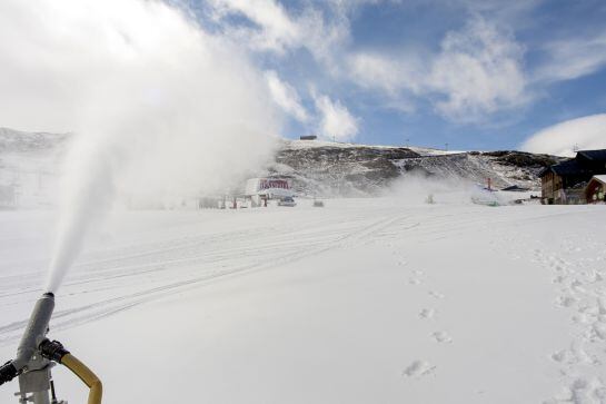 Producción de nieve en la zona de Borreguiles de la estación de esquí de Sierra Nevada (Granada)