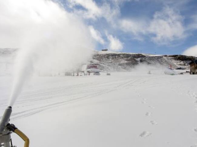 Producción de nieve en la zona de Borreguiles de la estación de esquí de Sierra Nevada (Granada)