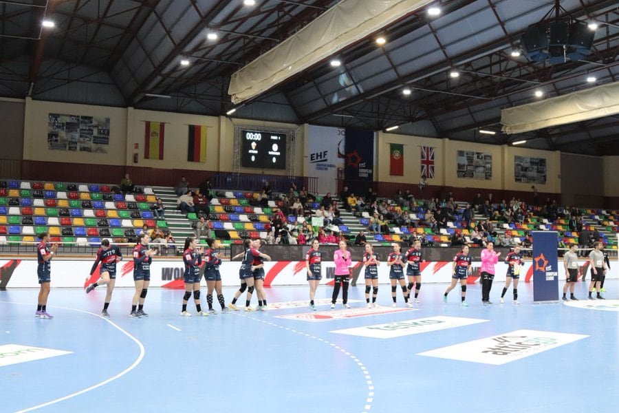 Las jugadoras del Elche Atticgo antes de empezar el partido ante el Thüringer