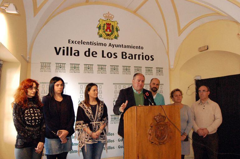 Jorge Romero, junto a su equipo de gobierno, durante el anuncio de la fecha de la Consulta Popular.