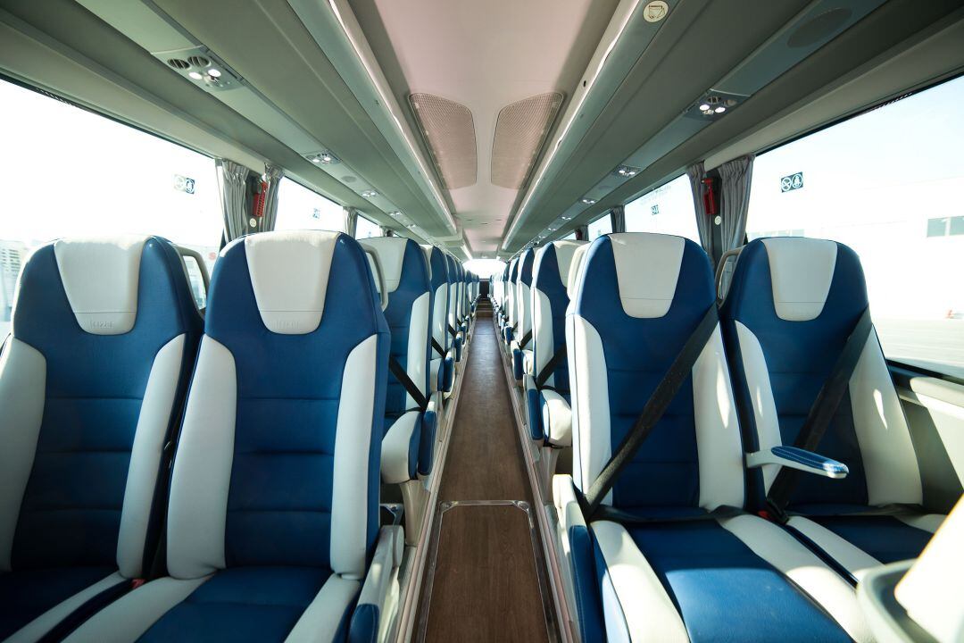 Uno de los autobuses de la compaía que cubren la línea