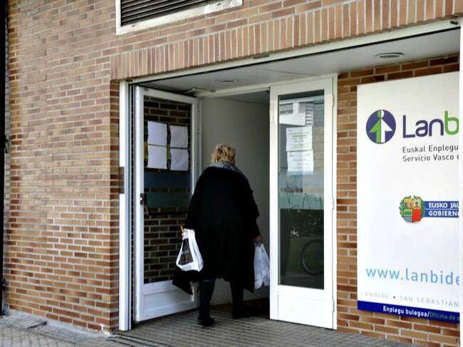 Una mujer entra en una oficina de Lanbide