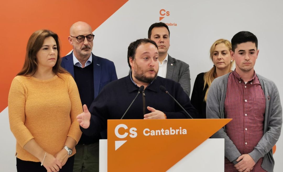 Rubén Gómez comparece acompañado de varios miembros de Ciudadanos Cantabria, entre ellos Félix Álvarez.