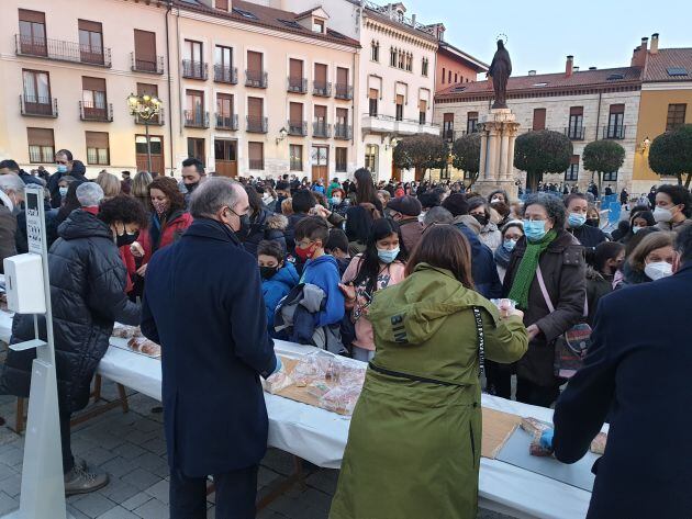 Los concejales de la corporación municipal de Palencia han sido los encargados de entregar el roscón