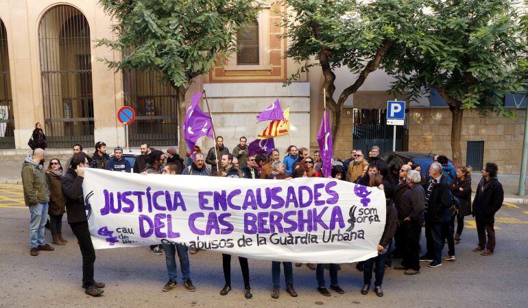 Concentració a les portes dels jutjats. 