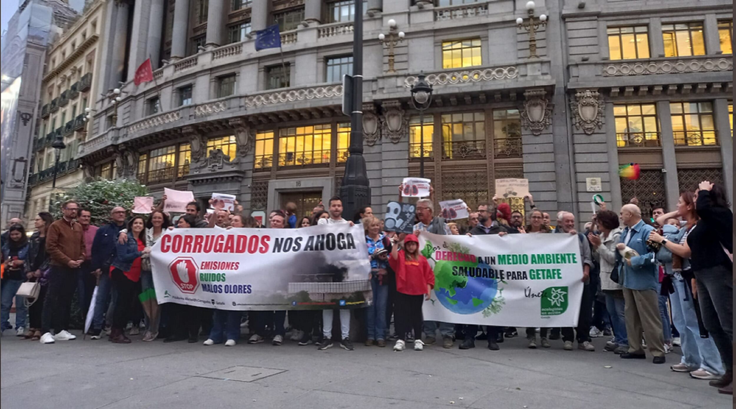 Vecinos de Corrugados Getafe manifestándose ante la consejería de Medio Ambiente de la Comunidad de Madrid.