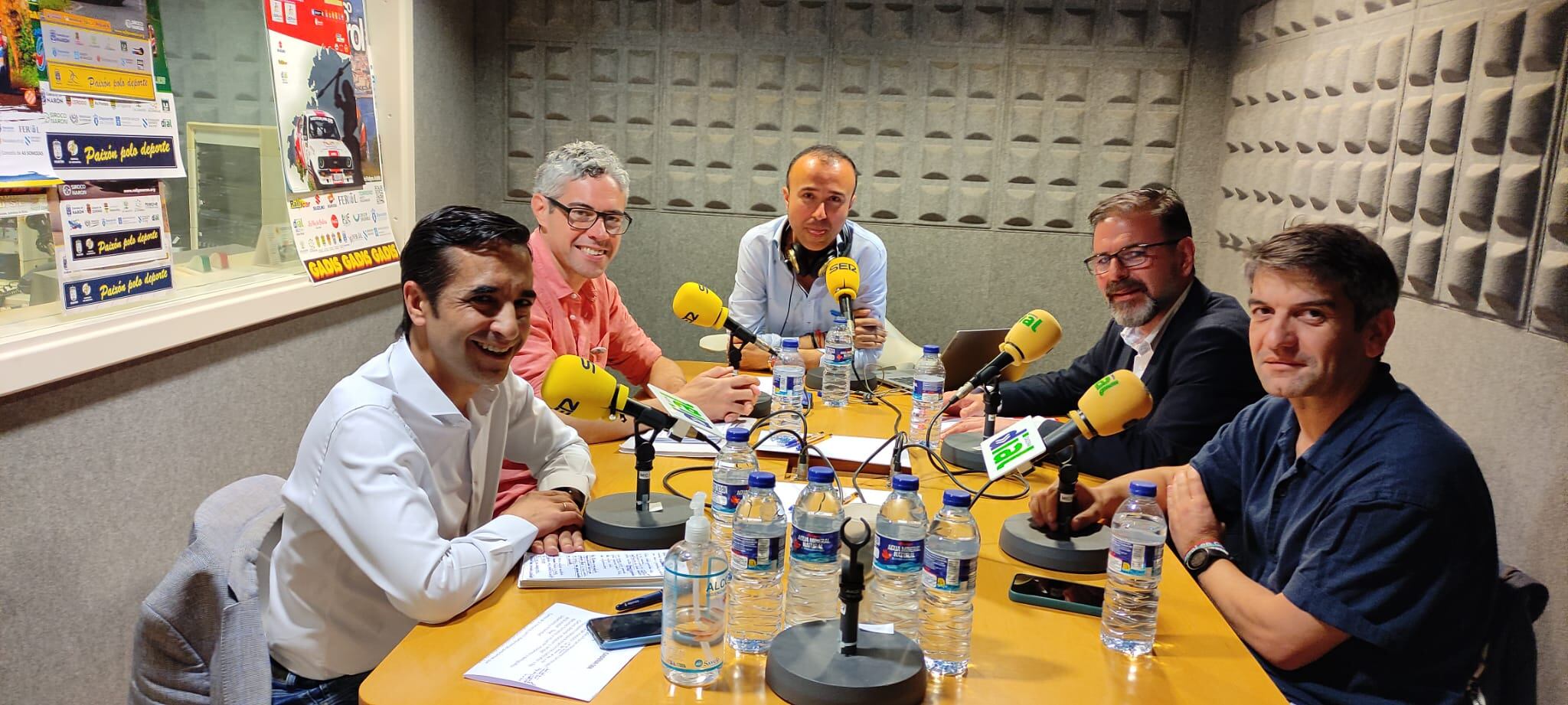 José Manuel Rey Varela, Iván Rivas, Raúl Salgado, Ángel Mato y Jorge Suárez en los estudios de Radio Ferrol