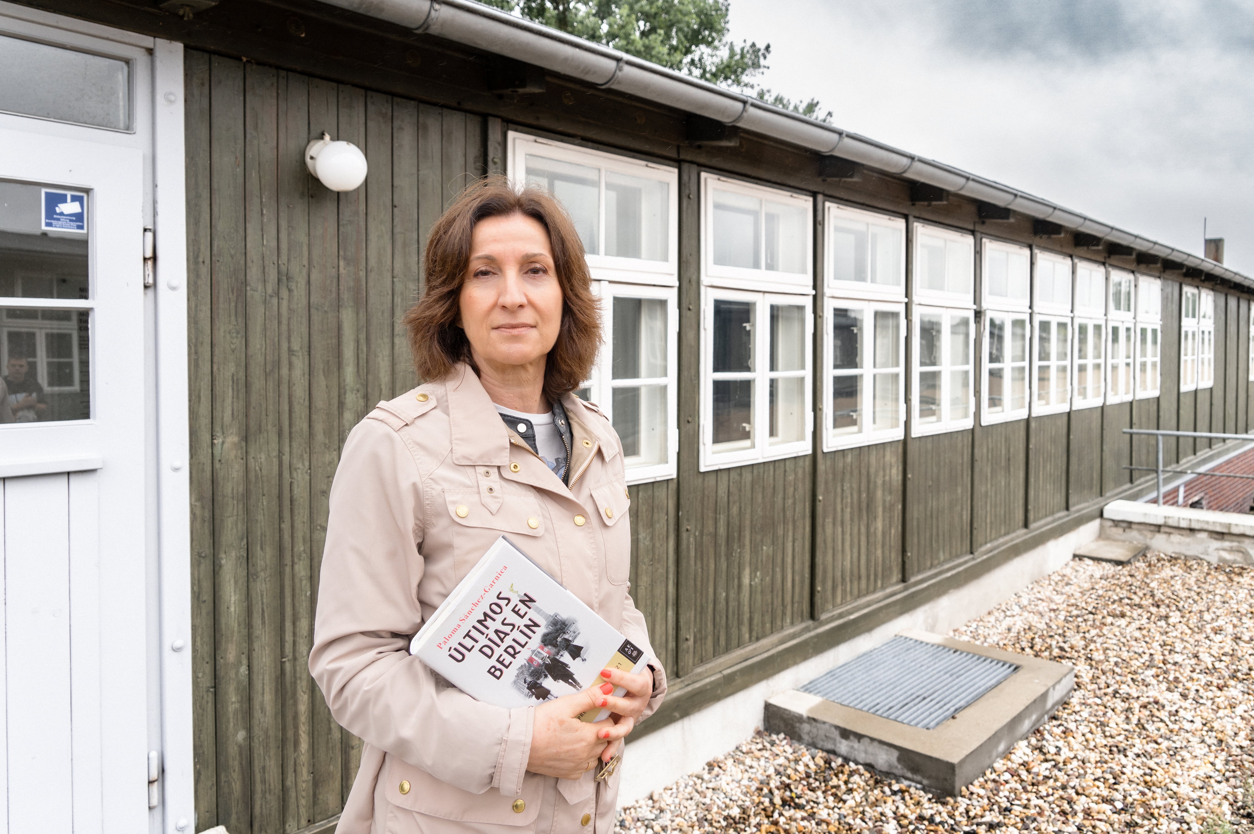 Paloma Sánchez-Garnica posa junto a su novela finalista del Premio Planeta &#039;Últimos días en Berlín&#039; en el campo de concentración de Sachsenhausen (Berlín, Alemania)