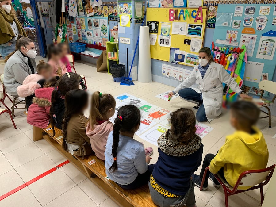 La enfermera escolar Saray Carod durante un taller a alumnado del colegio Santiago Apóstol