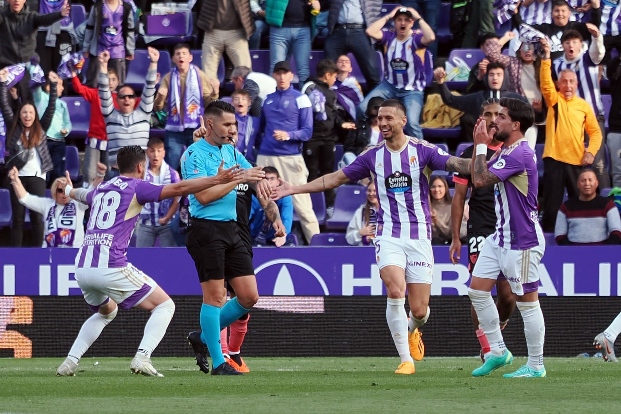 Los jugadores del Valladolid protestan al colegiado Ortiz Arias