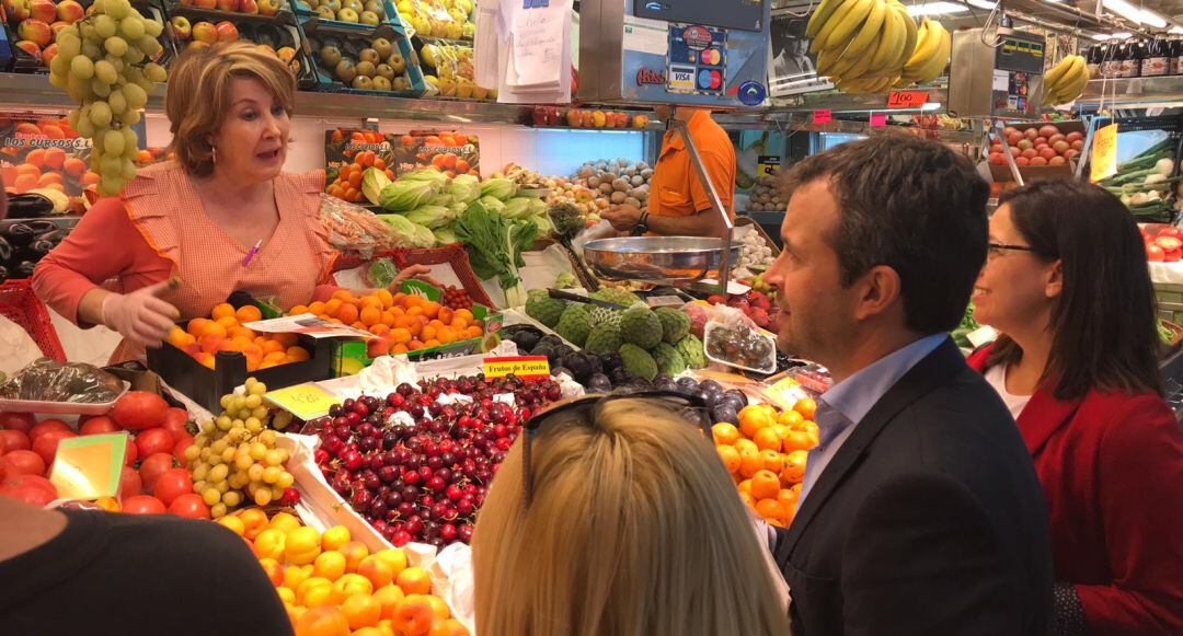 Julio Millán hablando con comerciantes del Mercado de Abastos de San Francisco