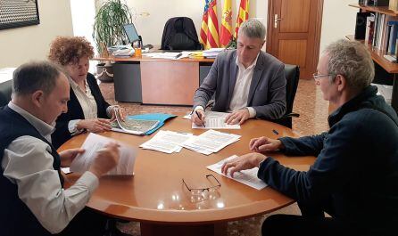 Firma de la cesión del tramo de la carretera de Oliva a la Diputación de Valencia