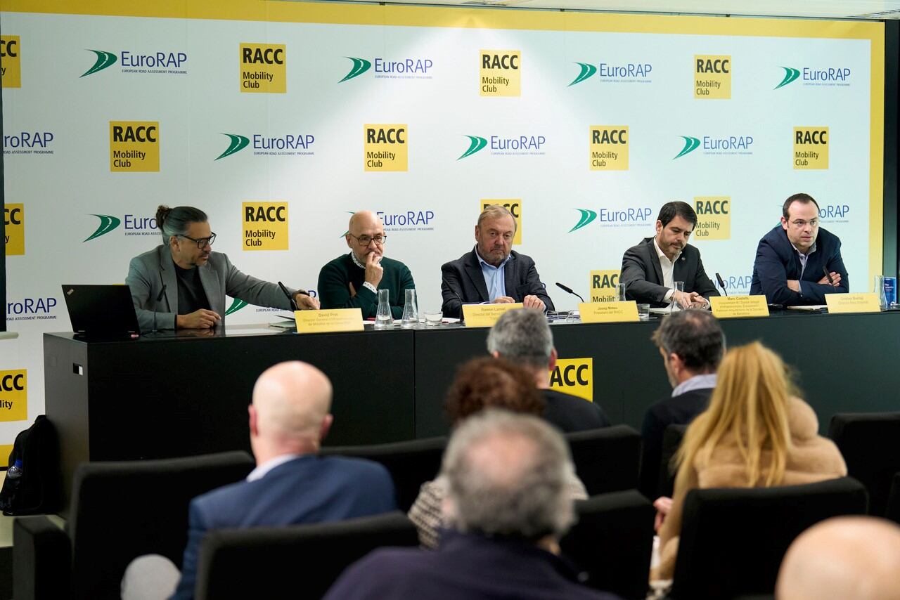 D'esquerra a dreta, David Prat, Ramon Lamiel, Josep Mateu, Marc Castells i Cristian Bardají a la seu del RACC.