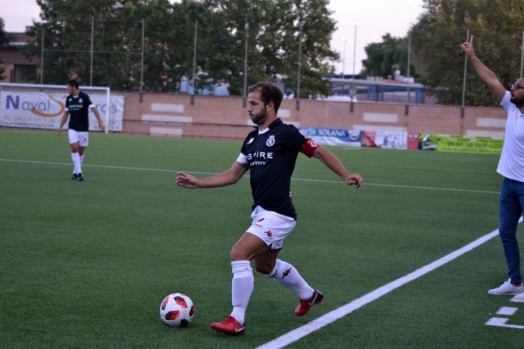 Martínez controla el balón en un encuentro de la actual campaña