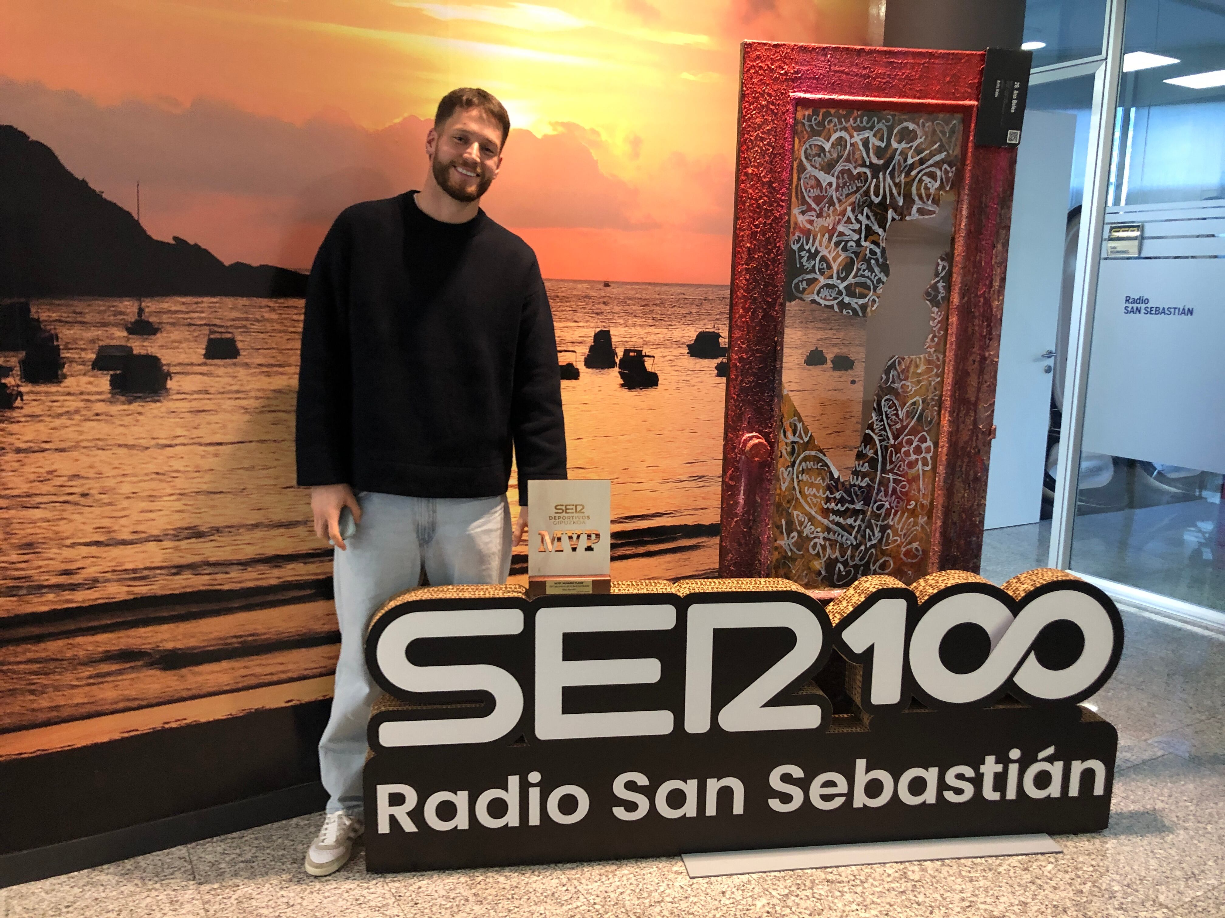 Remiro posa con el premio en la entrada de Radio San Sebastián.