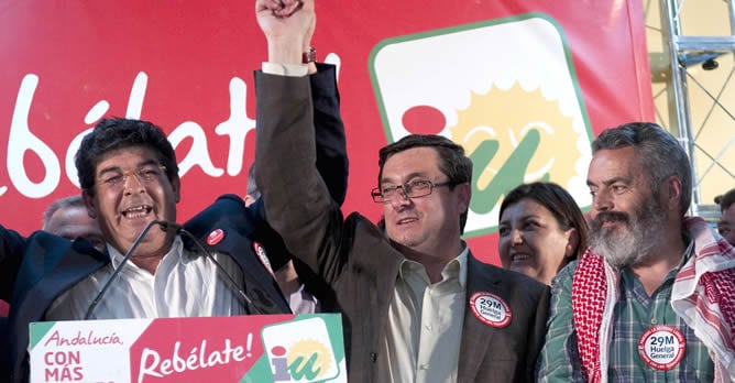 El candidato a la presidencia de la Junta de Andalucía y secretario regional de IU, Diego Valderas (i); el portavoz parlamentario, José Luis Centella (c), y el cabeza de lista por Sevilla, Juan Manuel Sánchez Gordillo (d), celebran el resultado electoral 