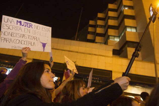 Un momento de la manifestación por el centro de Barcelona para reclamar la igualdad de la mujer bajo el lema &quot;La revolución imparable de las mujeres&quot;