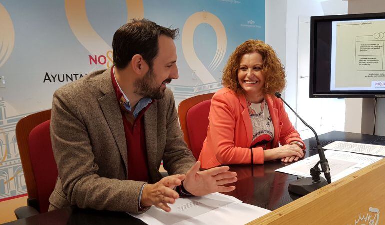 Juan Tomás de Aragón y Adela Castaño presentando el plan &quot;Mejora tu barrio&quot;