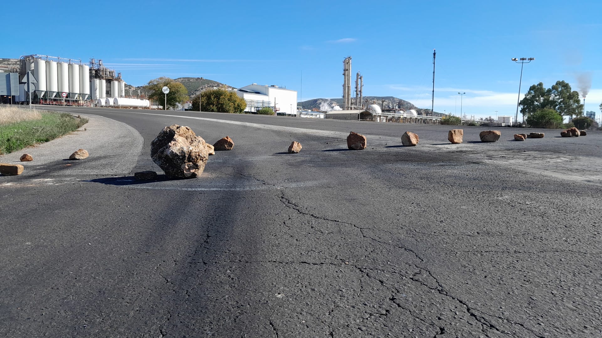 Piedras bloqueando los accesos a Repsol Puertollano