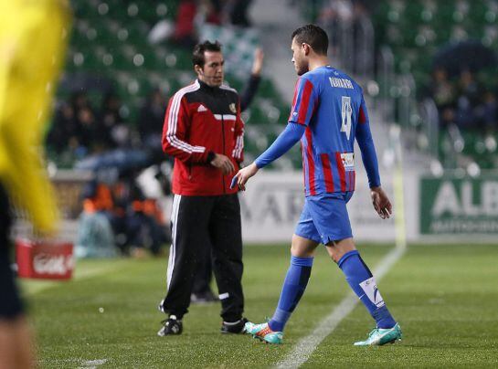GRA308. ELCHE, 18/01/2015.- El jugador del Levante David Navarro se retira tras ser expulsado del partido correspondiente a la decimonovena jornada de Liga BBVA, disputado esta noche en el estaido Martínez Valero. EFE/Manuel Lorenzo