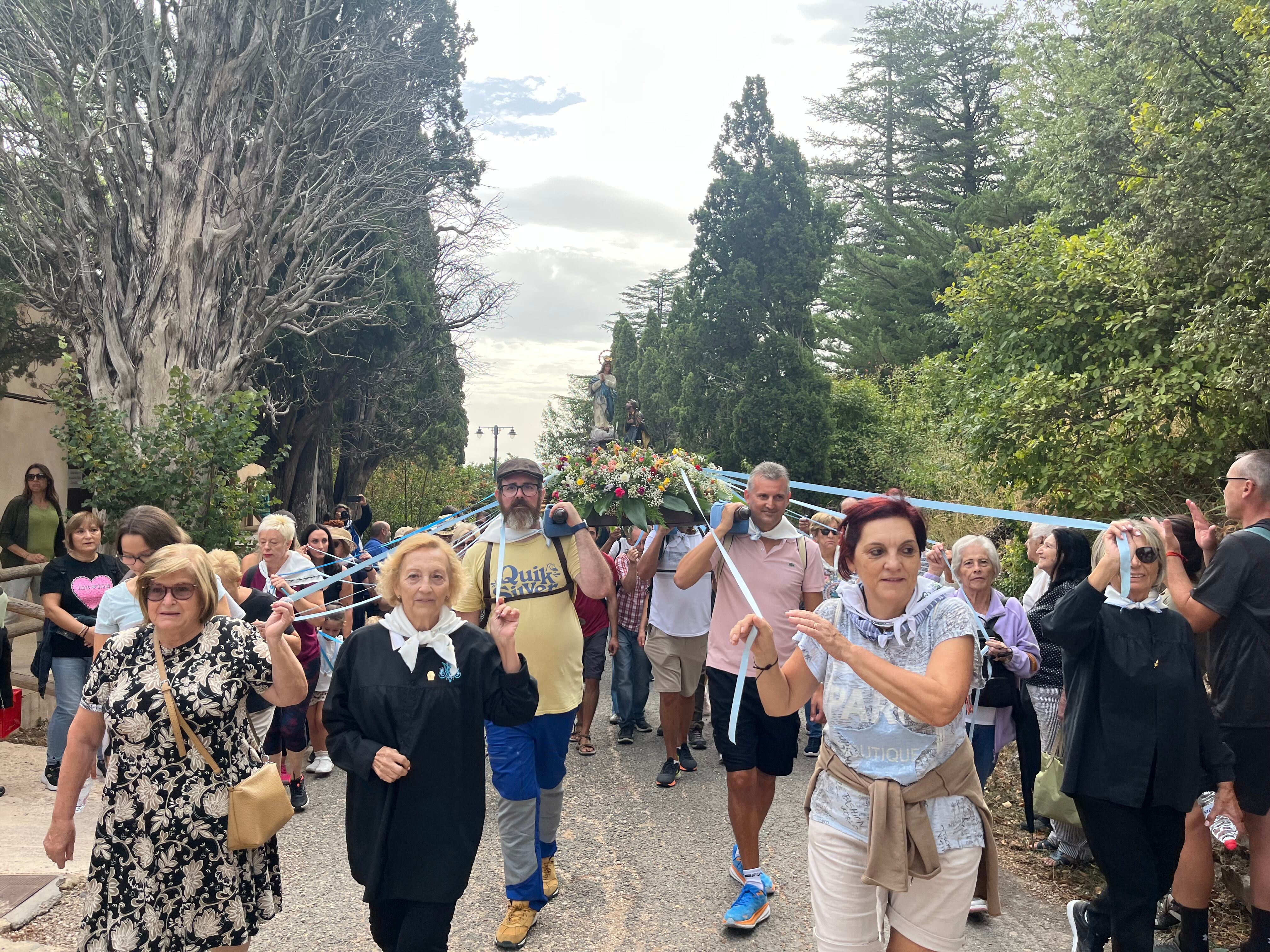 El momento en que la imagen peregrina de la Virgen de los Lirios entraba en la explanada del Santuario de la Font Roja.